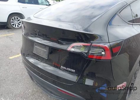 2024 Tesla Model Y Performance Dual Motor All-Wheel Drive z USA, uszkodzony, nr VIN 7SAYGDEF9RF046589